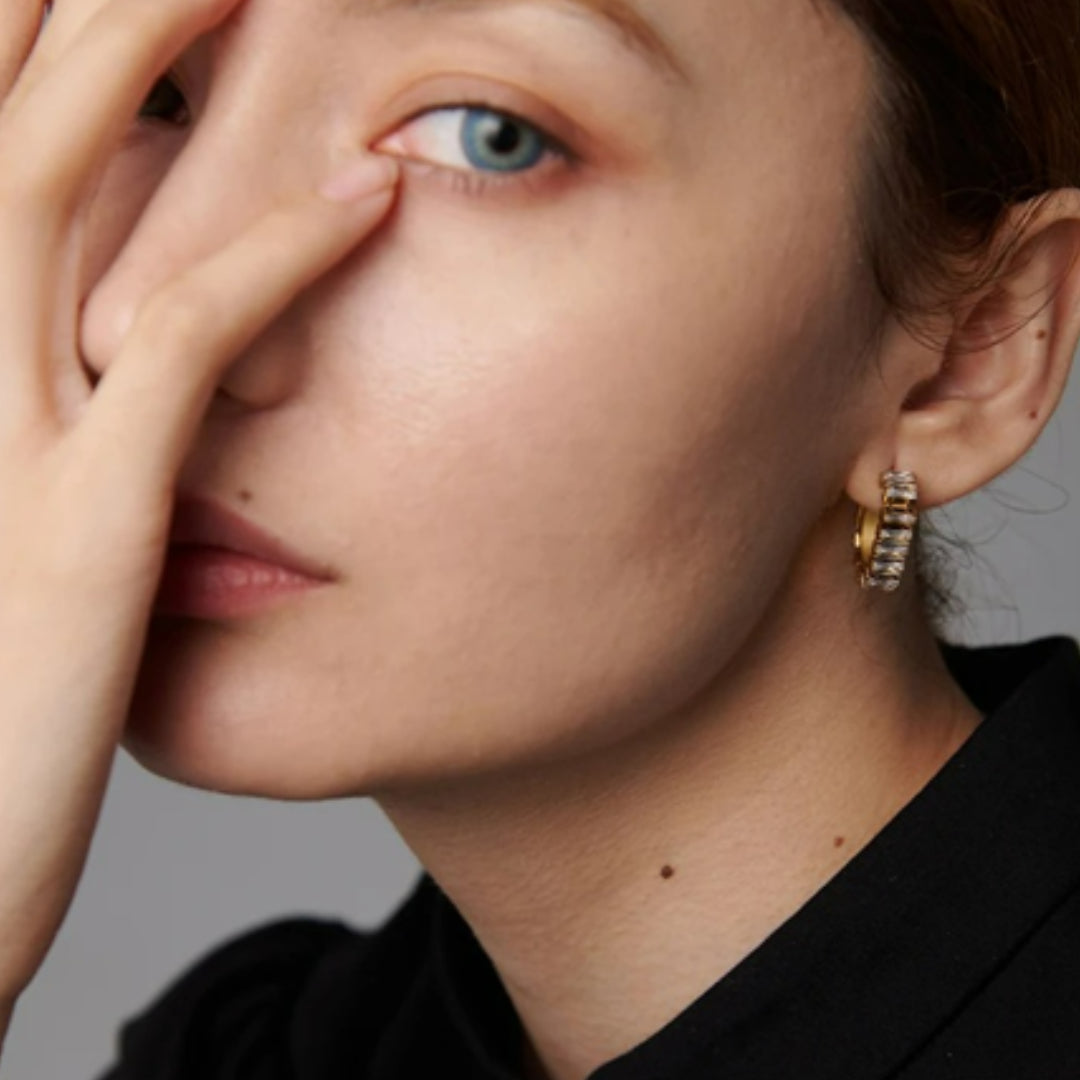 Aretes tipo prisionero con zirconia cúbica y baño de oro, Acero inoxidable 316L con zirconia cúbica brillante https://lenorajewelry.com/aretes-acero-inoxidable-zirconia-cubica-destellos-divinos