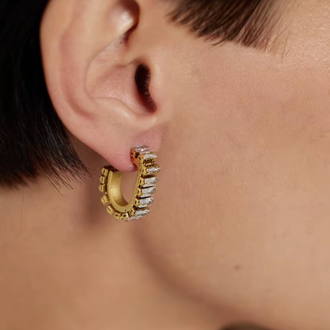 Aretes tipo prisionero con zirconia cúbica y baño de oro, Acero inoxidable 316L con zirconia cúbica brillante https://lenorajewelry.com/aretes-acero-inoxidable-zirconia-cubica-destellos-divinos