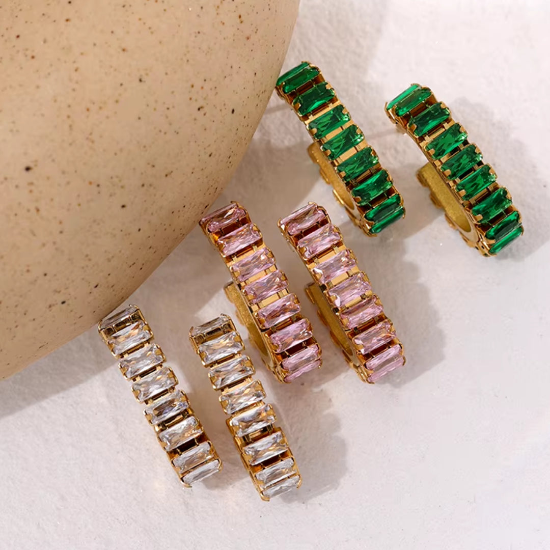 Aretes tipo prisionero con zirconia cúbica y baño de oro, Acero inoxidable 316L con zirconia cúbica brillante https://lenorajewelry.com/aretes-acero-inoxidable-zirconia-cubica-destellos-divinos