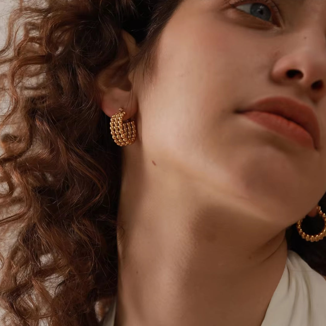 aretes de acero inoxidable, aros dorados 18K, joyería resistente al agua, moda femenina, aretes modernos, joyería dorada, joyería de regalo, aretes para mujer, joyería de moda