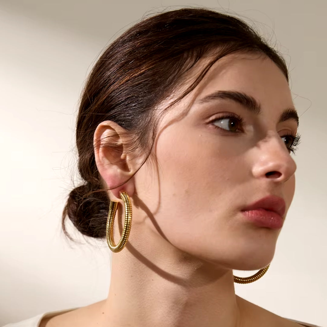 aros dorados, acero inoxidable, circonia cúbica, joyería minimalista, pendientes grandes, aros de moda, accesorios para mujeres, aros geométricos, joyas resistentes al agua