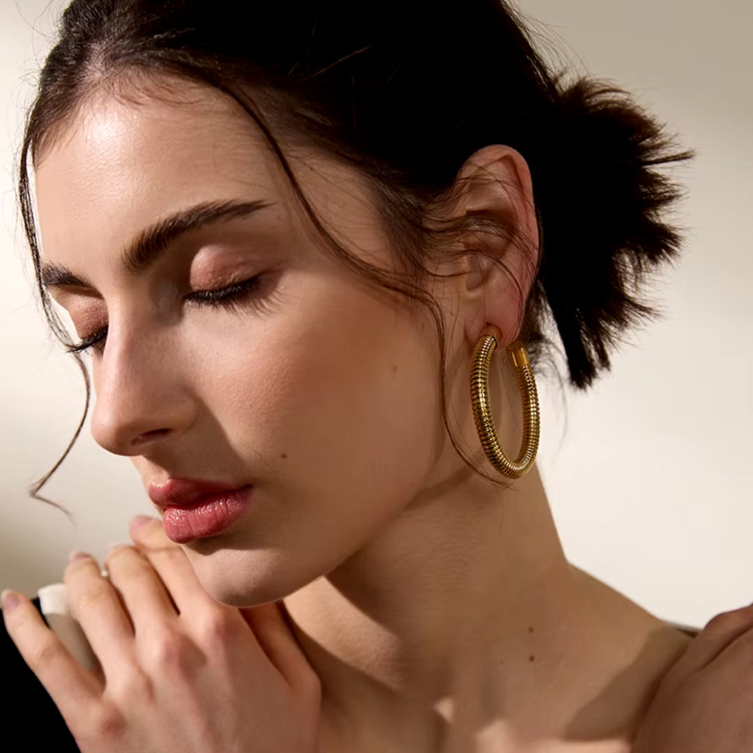 aros dorados, acero inoxidable, circonia cúbica, joyería minimalista, pendientes grandes, aros de moda, accesorios para mujeres, aros geométricos, joyas resistentes al agua