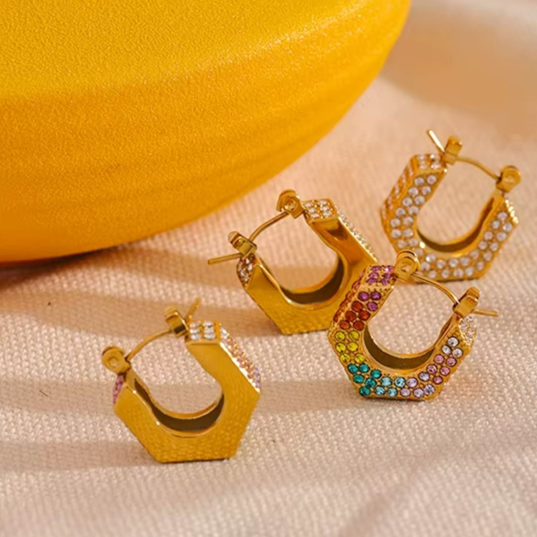 aros dorados, zirconia cúbica, aros de acero inoxidable, joyería elegante, aros geométricos, accesorios de moda, aros huecos, aretes para mujer, baño de oro, joyería moderna
https://lenorajewelry.com/aros-dorados-zirconia-cubica-18k