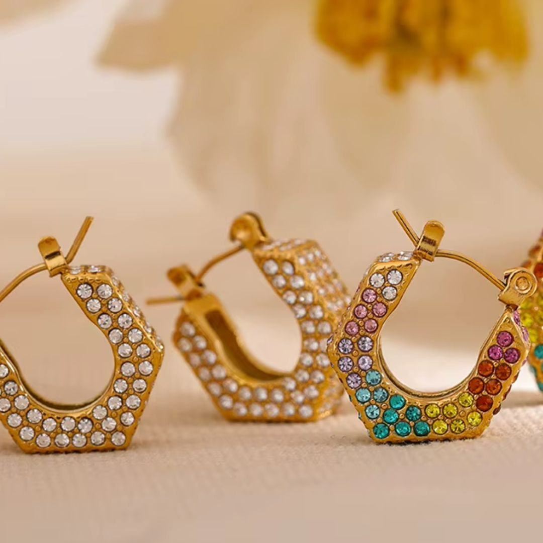 aros dorados, zirconia cúbica, aros de acero inoxidable, joyería elegante, aros geométricos, accesorios de moda, aros huecos, aretes para mujer, baño de oro, joyería moderna
https://lenorajewelry.com/aros-dorados-zirconia-cubica-18k