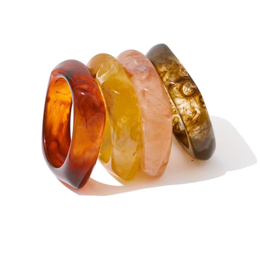 Brazalete Ámbar Lux de resina – lenorajewelry.com/brazalete-ambar-lux-lenora, brazalete de resina, brazalete ámbar, joyería moderna, accesorios de lujo mujer, brazalete resistente al agua, brazalete LENORA