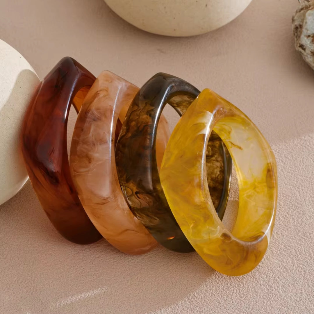 Brazalete Ámbar Lux de resina – lenorajewelry.com/brazalete-ambar-lux-lenora, brazalete de resina, brazalete ámbar, joyería moderna, accesorios de lujo mujer, brazalete resistente al agua, brazalete LENORA