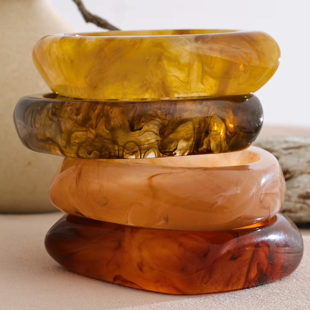 Brazalete Ámbar Lux de resina – lenorajewelry.com/brazalete-ambar-lux-lenora, brazalete de resina, brazalete ámbar, joyería moderna, accesorios de lujo mujer, brazalete resistente al agua, brazalete LENORA