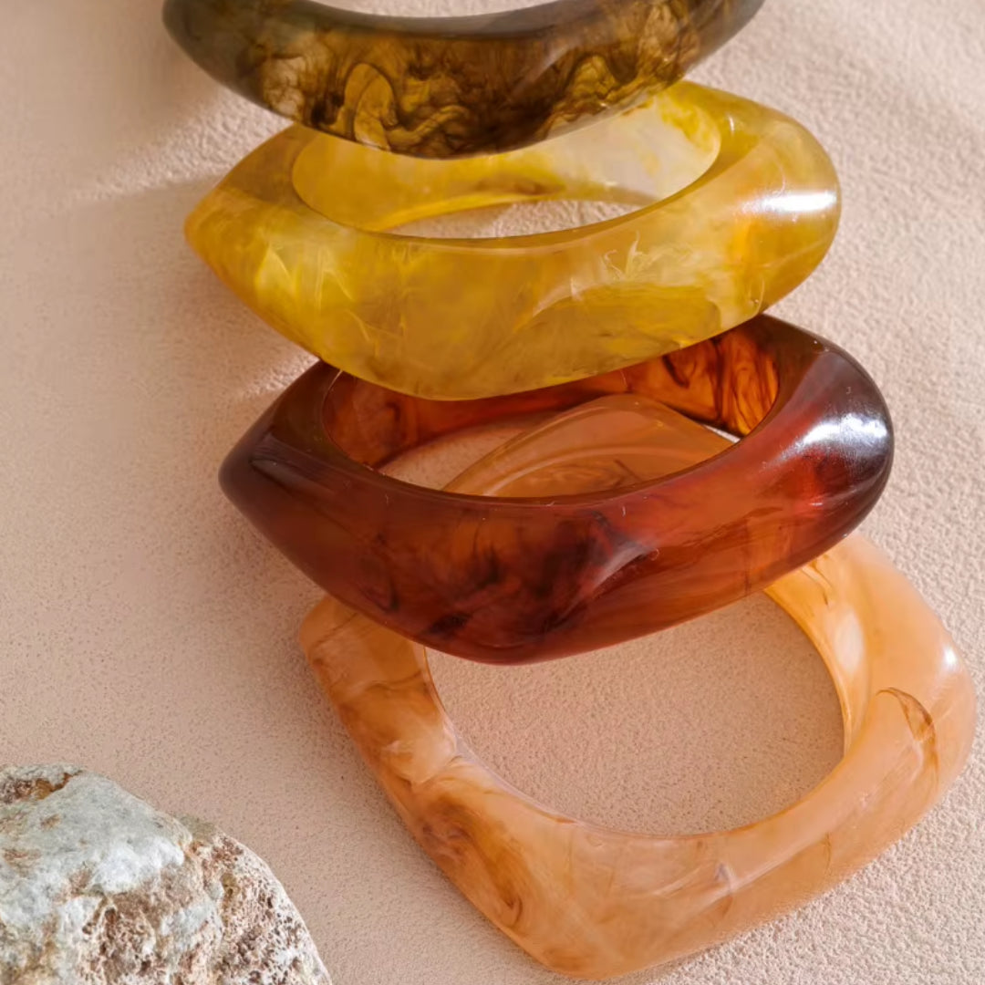 Brazalete Ámbar Lux de resina – lenorajewelry.com/brazalete-ambar-lux-lenora, brazalete de resina, brazalete ámbar, joyería moderna, accesorios de lujo mujer, brazalete resistente al agua, brazalete LENORA