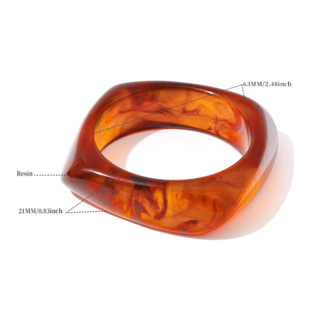 Brazalete Ámbar Lux de resina – lenorajewelry.com/brazalete-ambar-lux-lenora, brazalete de resina, brazalete ámbar, joyería moderna, accesorios de lujo mujer, brazalete resistente al agua, brazalete LENORA