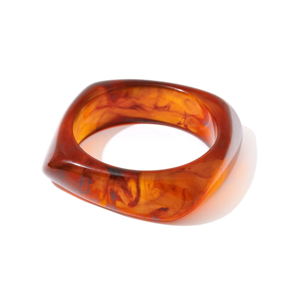 Brazalete Ámbar Lux de resina – lenorajewelry.com/brazalete-ambar-lux-lenora, brazalete de resina, brazalete ámbar, joyería moderna, accesorios de lujo mujer, brazalete resistente al agua, brazalete LENORA
