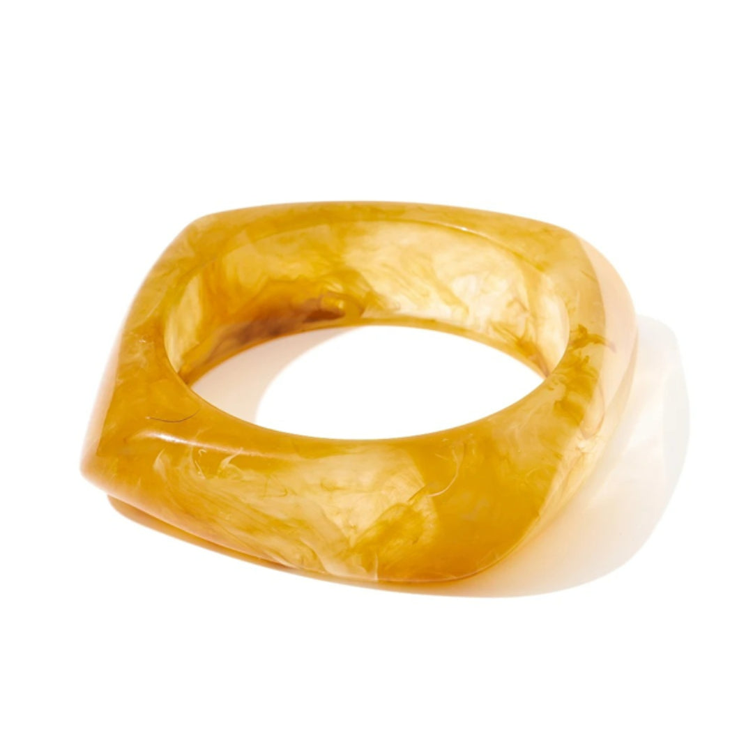 Brazalete Ámbar Lux de resina – lenorajewelry.com/brazalete-ambar-lux-lenora, brazalete de resina, brazalete ámbar, joyería moderna, accesorios de lujo mujer, brazalete resistente al agua, brazalete LENORA
