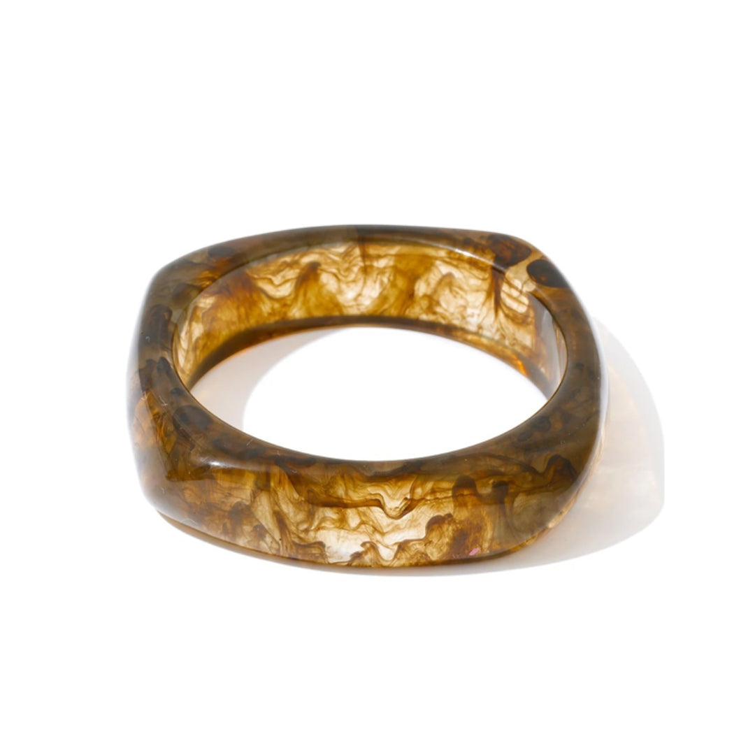 Brazalete Ámbar Lux de resina – lenorajewelry.com/brazalete-ambar-lux-lenora, brazalete de resina, brazalete ámbar, joyería moderna, accesorios de lujo mujer, brazalete resistente al agua, brazalete LENORA