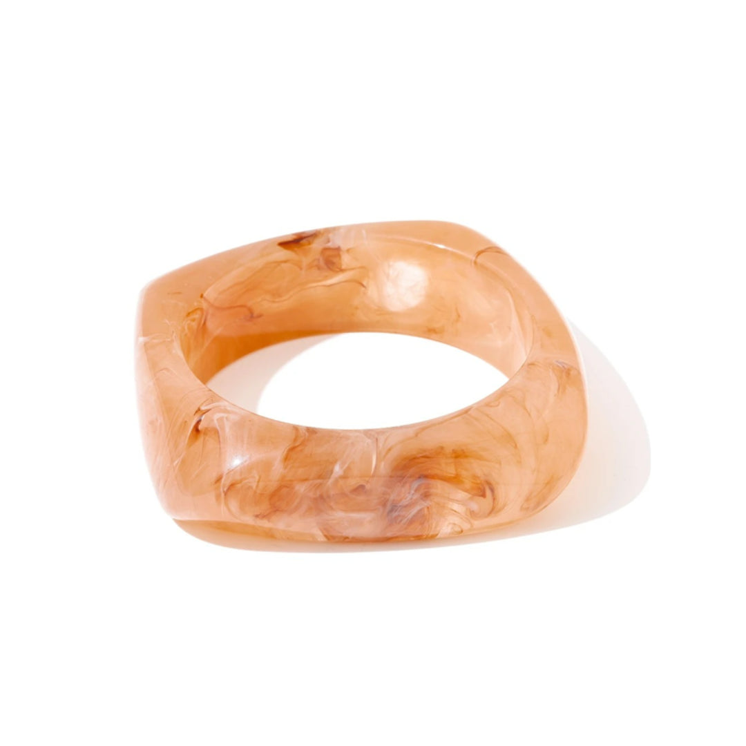 Brazalete Ámbar Lux de resina – lenorajewelry.com/brazalete-ambar-lux-lenora, brazalete de resina, brazalete ámbar, joyería moderna, accesorios de lujo mujer, brazalete resistente al agua, brazalete LENORA