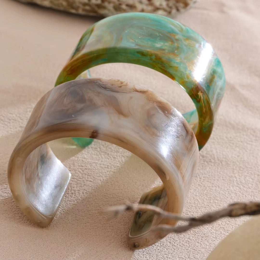 Brazalete ancho de resina gris brillante – lenorajewelry.com/brazalete-prisma-lux, brazalete de resina, brazalete ancho mujer, joyería moderna, joyas artísticas, pulsera escultural, joyería gris, accesorios verde, brazalete LENORA, joyería de diseño, lujo minimalista