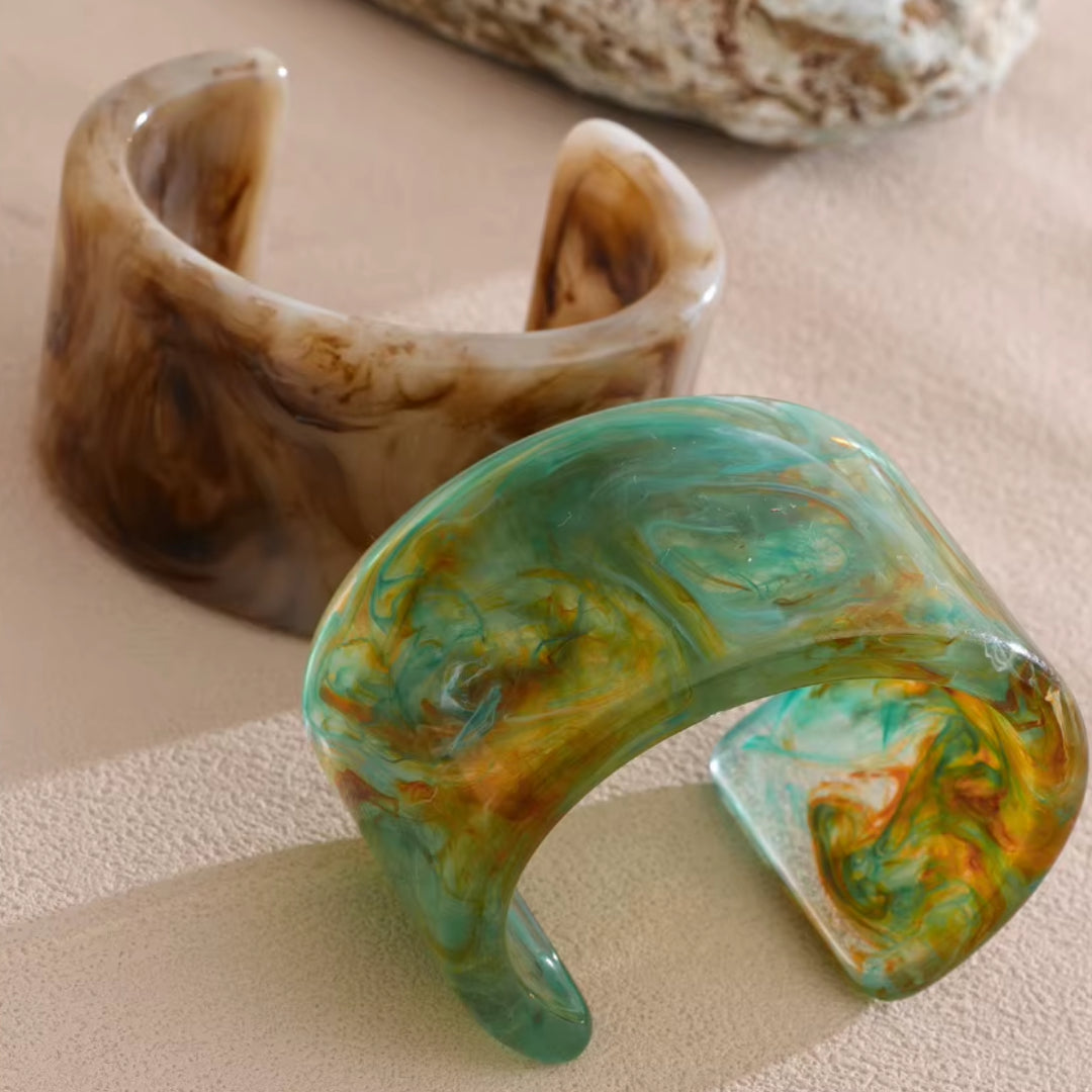 Brazalete ancho de resina gris brillante – lenorajewelry.com/brazalete-prisma-lux, brazalete de resina, brazalete ancho mujer, joyería moderna, joyas artísticas, pulsera escultural, joyería gris, accesorios verde, brazalete LENORA, joyería de diseño, lujo minimalista