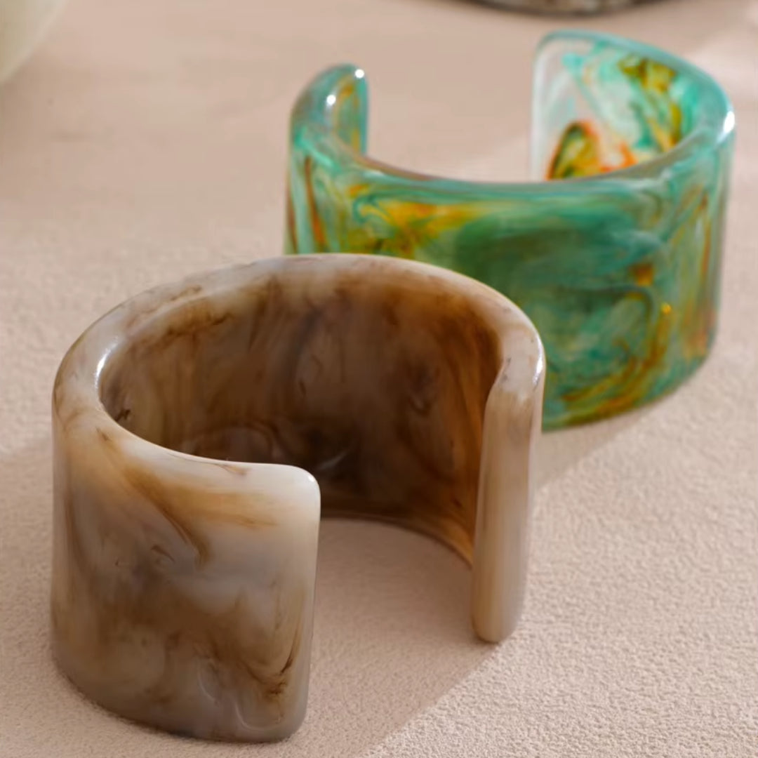 Brazalete ancho de resina gris brillante – lenorajewelry.com/brazalete-prisma-lux, brazalete de resina, brazalete ancho mujer, joyería moderna, joyas artísticas, pulsera escultural, joyería gris, accesorios verde, brazalete LENORA, joyería de diseño, lujo minimalista