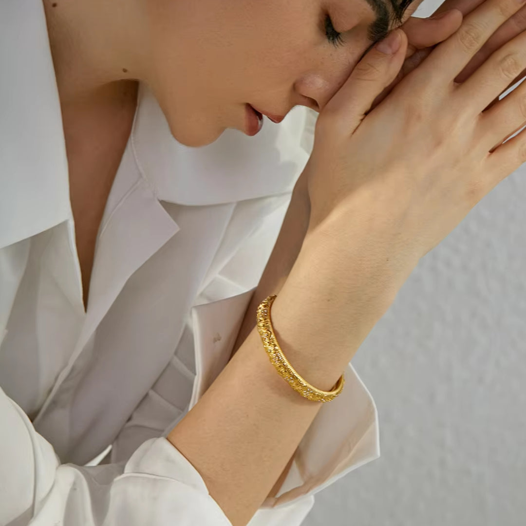 brazalete dorado, joyería elegante, brazalete 18K, luna y estrella, circonia cúbica, resistente al agua, joyería de moda