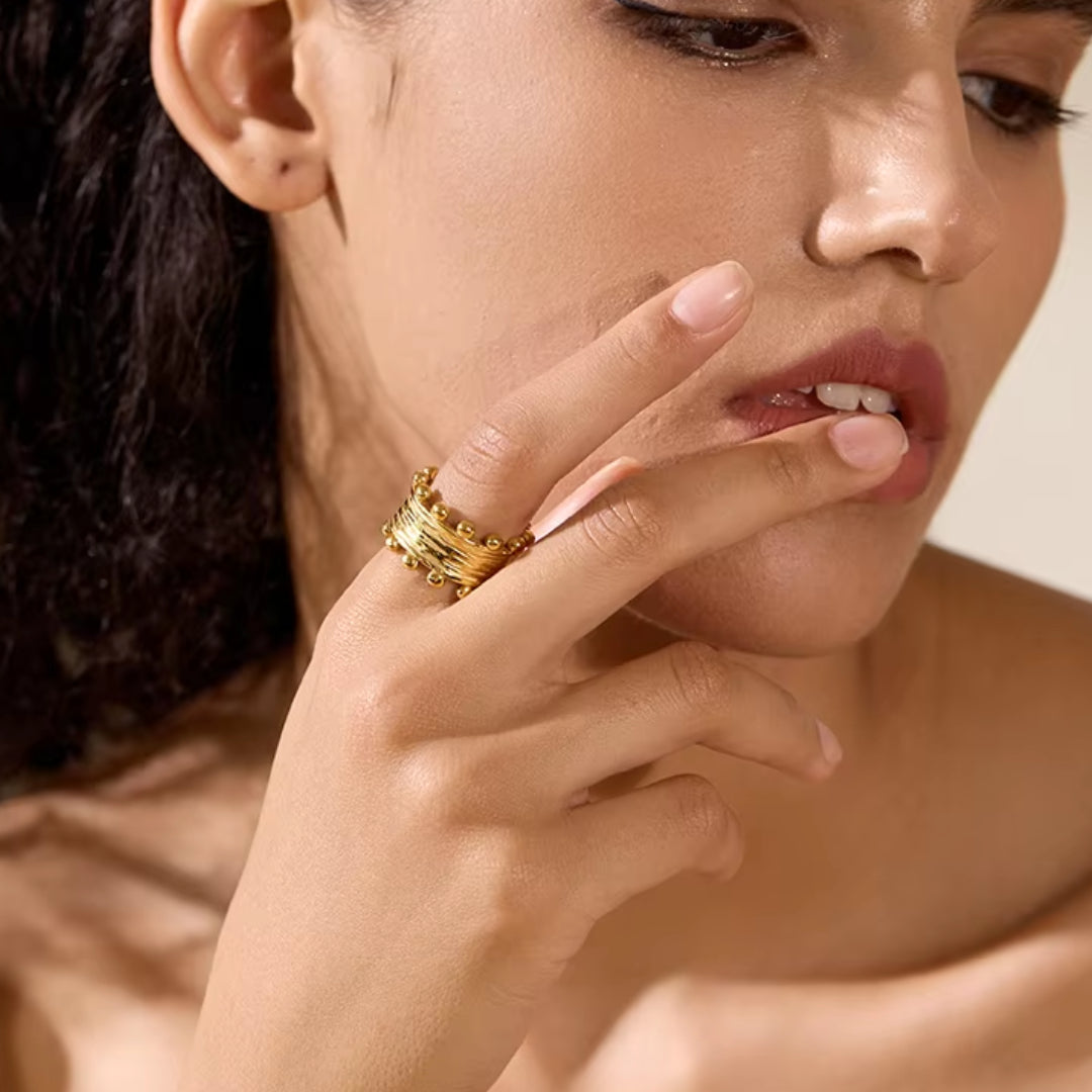 anillo brillo de realeza, anillo amplio oro 18k, joyería resistente al agua, acero inoxidable 316L, anillo elegante para mujeres, Lenora Jewelry, joyería de lujo, accesorios modernos