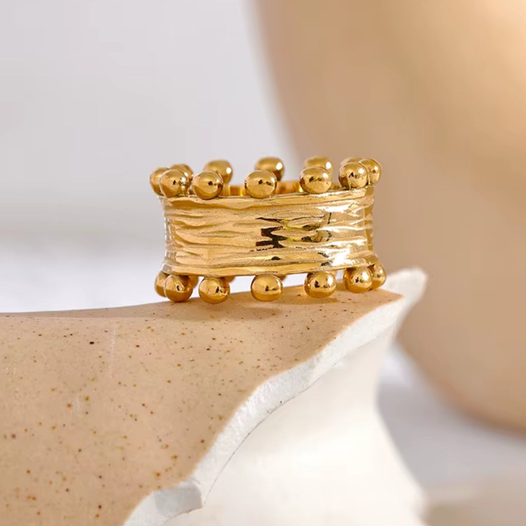 anillo brillo de realeza, anillo amplio oro 18k, joyería resistente al agua, acero inoxidable 316L, anillo elegante para mujeres, Lenora Jewelry, joyería de lujo, accesorios modernos