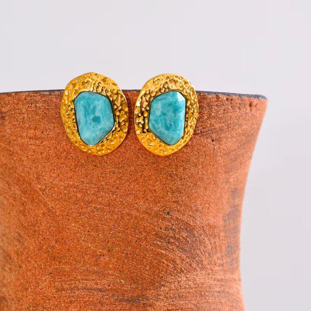 Brincos de amazonita en baño de oro 18k, Aretes geométricos con piedra natural, Joyería dorada con diseño elegante y moderno
https://lenorajewelry.com/brincos-amazonita-natural-oro-18k
