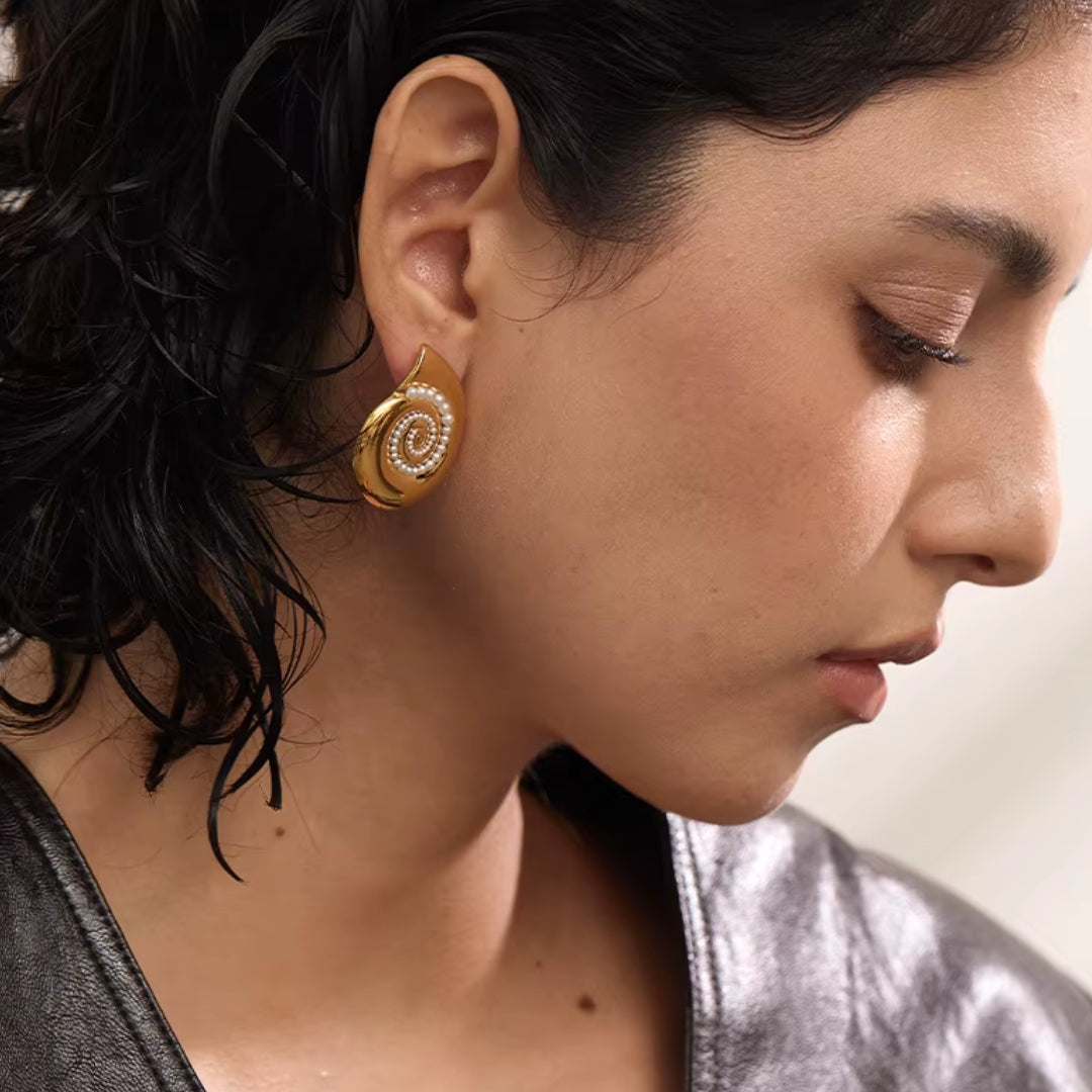 aretes de perlas, joyería de verano, oro PVD, acero inoxidable, aretes geométricos, joyas para mujer, Sol de Perlas, accesorios vacaciones, regalos elegantes