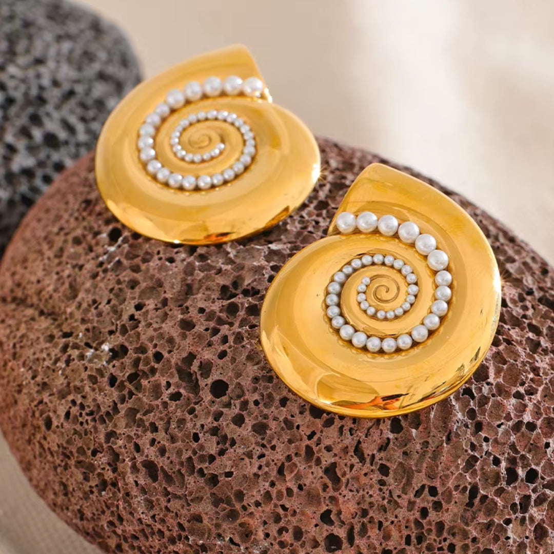 aretes de perlas, joyería de verano, oro PVD, acero inoxidable, aretes geométricos, joyas para mujer, Sol de Perlas, accesorios vacaciones, regalos elegantes