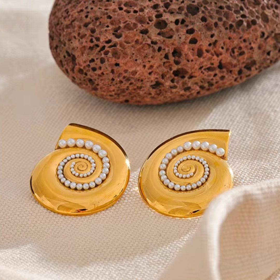 aretes de perlas, joyería de verano, oro PVD, acero inoxidable, aretes geométricos, joyas para mujer, Sol de Perlas, accesorios vacaciones, regalos elegantes