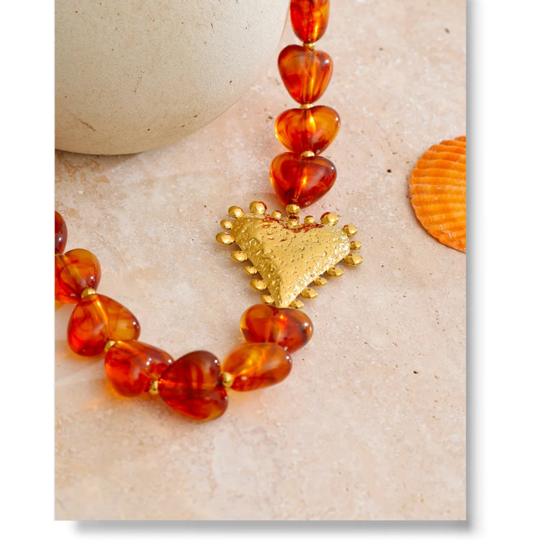 Collar dorado con resina ámbar – lenorajewelry.com/colgante-corazon-ambar-artesanal, colgante de corazón, collar ámbar artesanal, joyería dorada, collar de mujer, regalo elegante, joyería de acero inoxidable, LENORA joyas