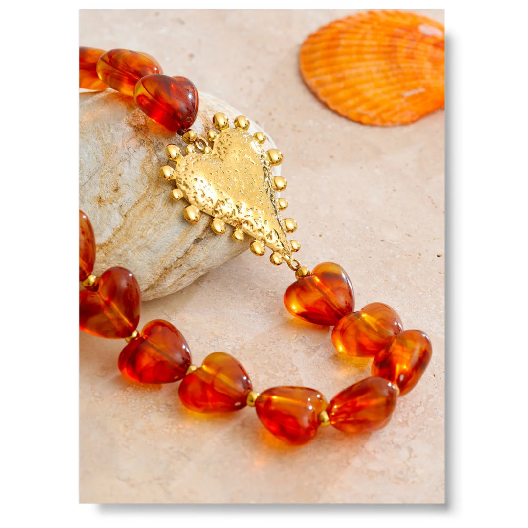 Collar dorado con resina ámbar – lenorajewelry.com/colgante-corazon-ambar-artesanal, colgante de corazón, collar ámbar artesanal, joyería dorada, collar de mujer, regalo elegante, joyería de acero inoxidable, LENORA joyas