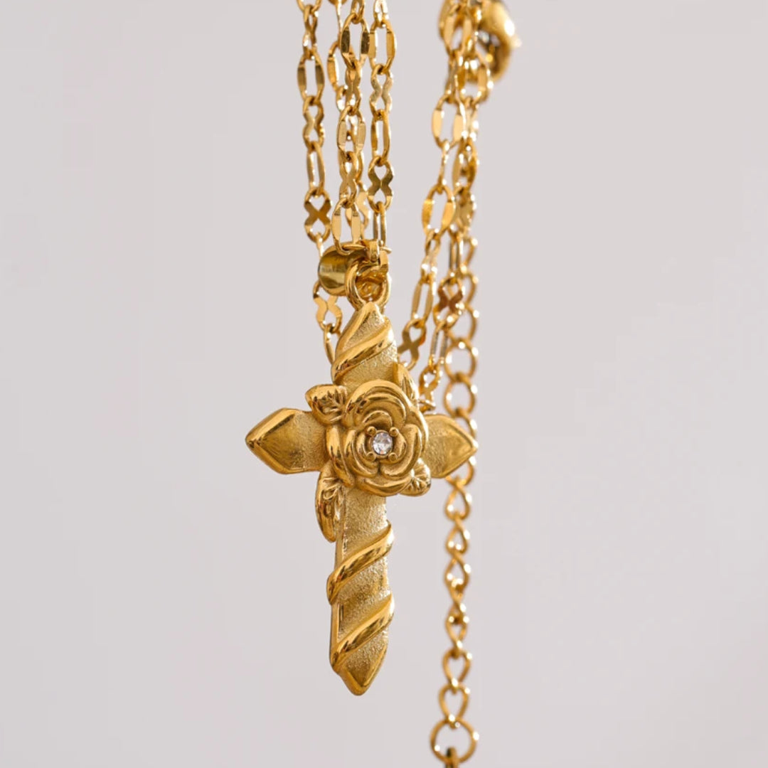 Detalle Colgante Cruz Floral Chapado Oro – lenorajewelry.com/collar-aura-divina-cruz-flores-oro
collar de oro, joyería fina, cruz de flores, regalo mujer, acero inoxidable, chapado oro 18k, colgante espiritual, joyería exclusiva, LENORA