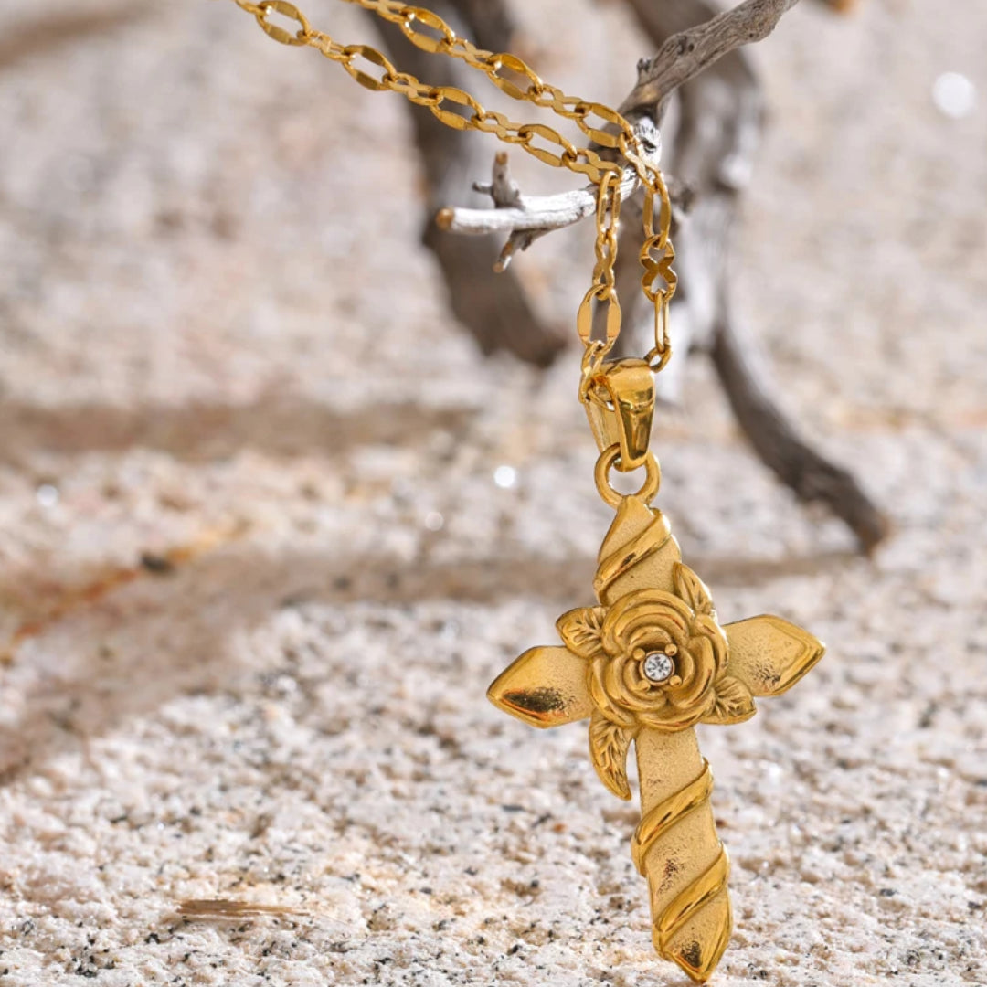 Detalle Colgante Cruz Floral Chapado Oro – lenorajewelry.com/collar-aura-divina-cruz-flores-oro
collar de oro, joyería fina, cruz de flores, regalo mujer, acero inoxidable, chapado oro 18k, colgante espiritual, joyería exclusiva, LENORA