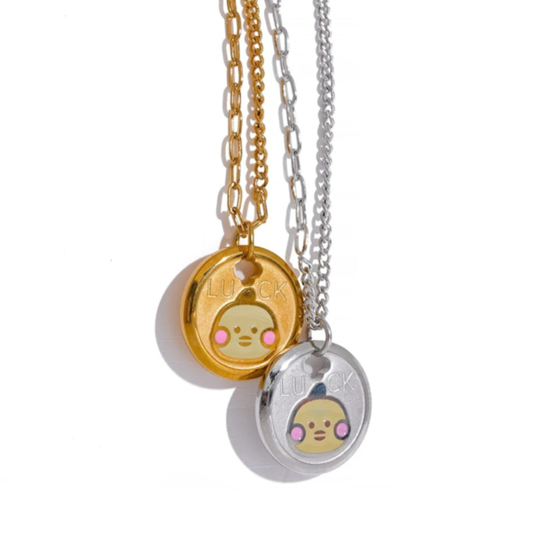Detalle de pingente geométrico en colar Lenora – lenorajewelry.com/collar-dorado-geometrico-lenora
collar de acero inoxidable, joyería para mujeres, regalo elegante, colar dorado geométrico, joyas à prova d'água, accesorios de moda, Lenora