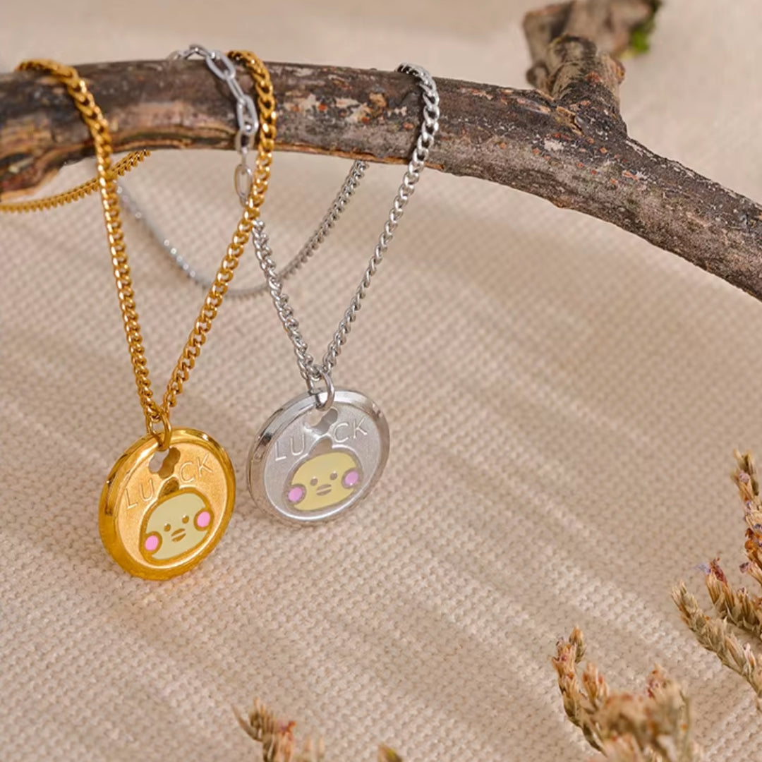 Detalle de pingente geométrico en colar Lenora – lenorajewelry.com/collar-dorado-geometrico-lenora
collar de acero inoxidable, joyería para mujeres, regalo elegante, colar dorado geométrico, joyas à prova d'água, accesorios de moda, Lenora