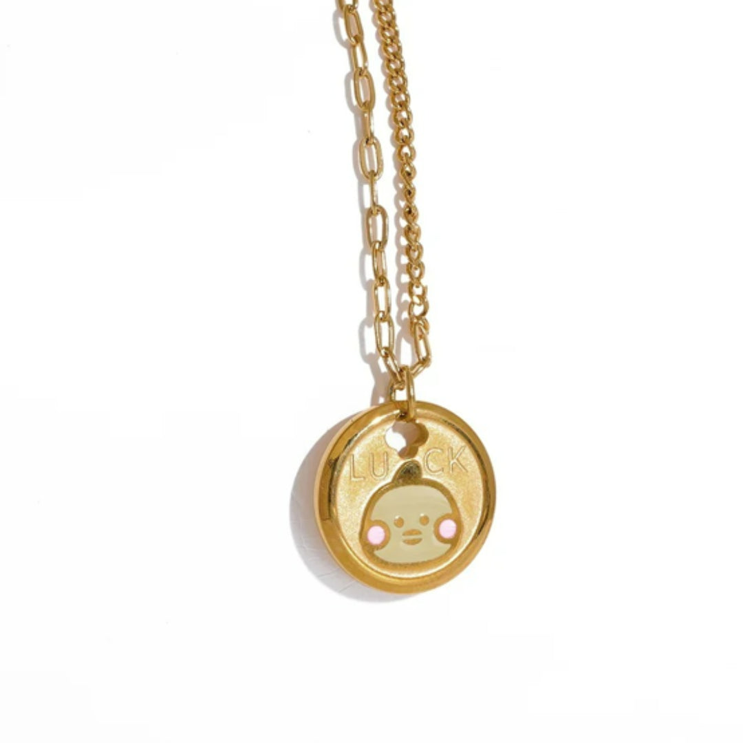 Detalle de pingente geométrico en colar Lenora – lenorajewelry.com/collar-dorado-geometrico-lenora
collar de acero inoxidable, joyería para mujeres, regalo elegante, colar dorado geométrico, joyas à prova d'água, accesorios de moda, Lenora