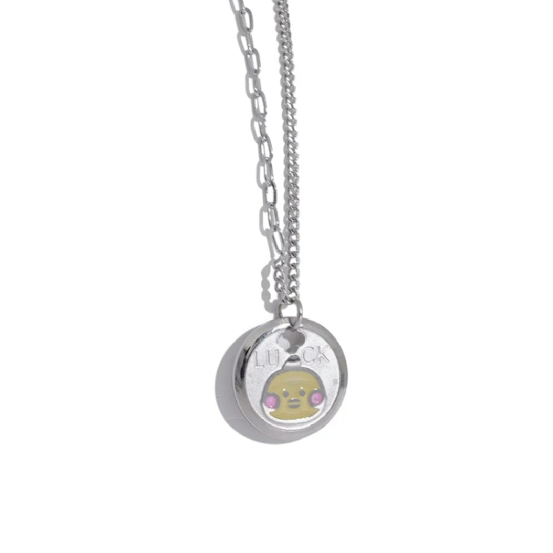 Detalle de pingente geométrico en colar Lenora – lenorajewelry.com/collar-dorado-geometrico-lenora
collar de acero inoxidable, joyería para mujeres, regalo elegante, colar dorado geométrico, joyas à prova d'água, accesorios de moda, Lenora