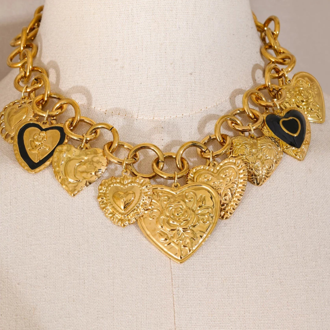 Collar Aurora Corazón en acero inoxidable chapado oro 18k – lenorajewelry.com/collar-corazon-oro-aurora-lenora
collar de oro, joyería fina mujer, regalo elegante, acero inoxidable, colgante corazón, joyas resistentes agua, LENORA, collar ajustable, joyería chapada PVD