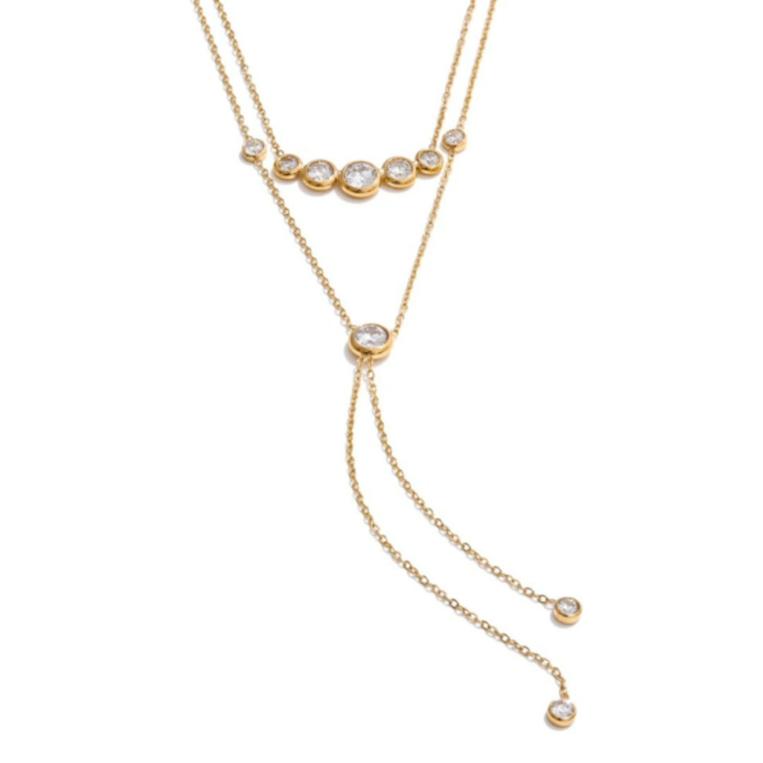 Collar dorado de doble cadena LENORA – lenorajewelry.com/collar-brisa-doble-cadena
collar con circonias cúbicas, collar doble cadena, joyería dorada para mujer, collar chapado en oro, collar resistente al agua, joyería fina LENORA, accesorios elegantes mujer