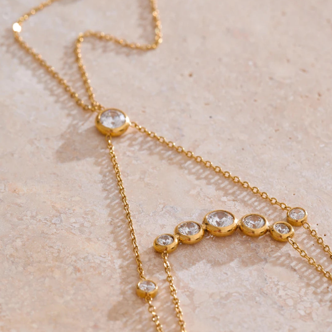 Collar dorado de doble cadena LENORA – lenorajewelry.com/collar-brisa-doble-cadena
collar con circonias cúbicas, collar doble cadena, joyería dorada para mujer, collar chapado en oro, collar resistente al agua, joyería fina LENORA, accesorios elegantes mujer
