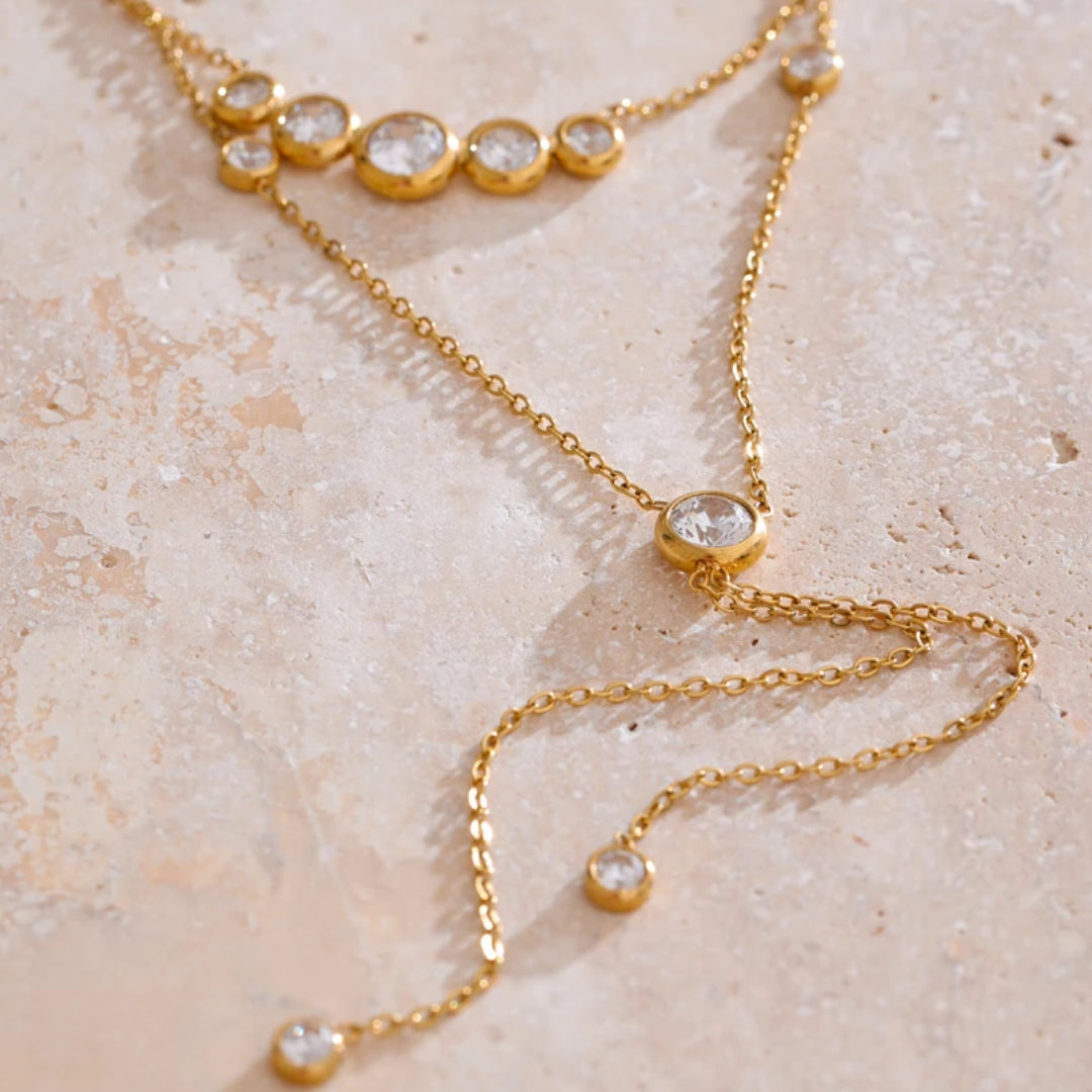 Collar dorado de doble cadena LENORA – lenorajewelry.com/collar-brisa-doble-cadena
collar con circonias cúbicas, collar doble cadena, joyería dorada para mujer, collar chapado en oro, collar resistente al agua, joyería fina LENORA, accesorios elegantes mujer