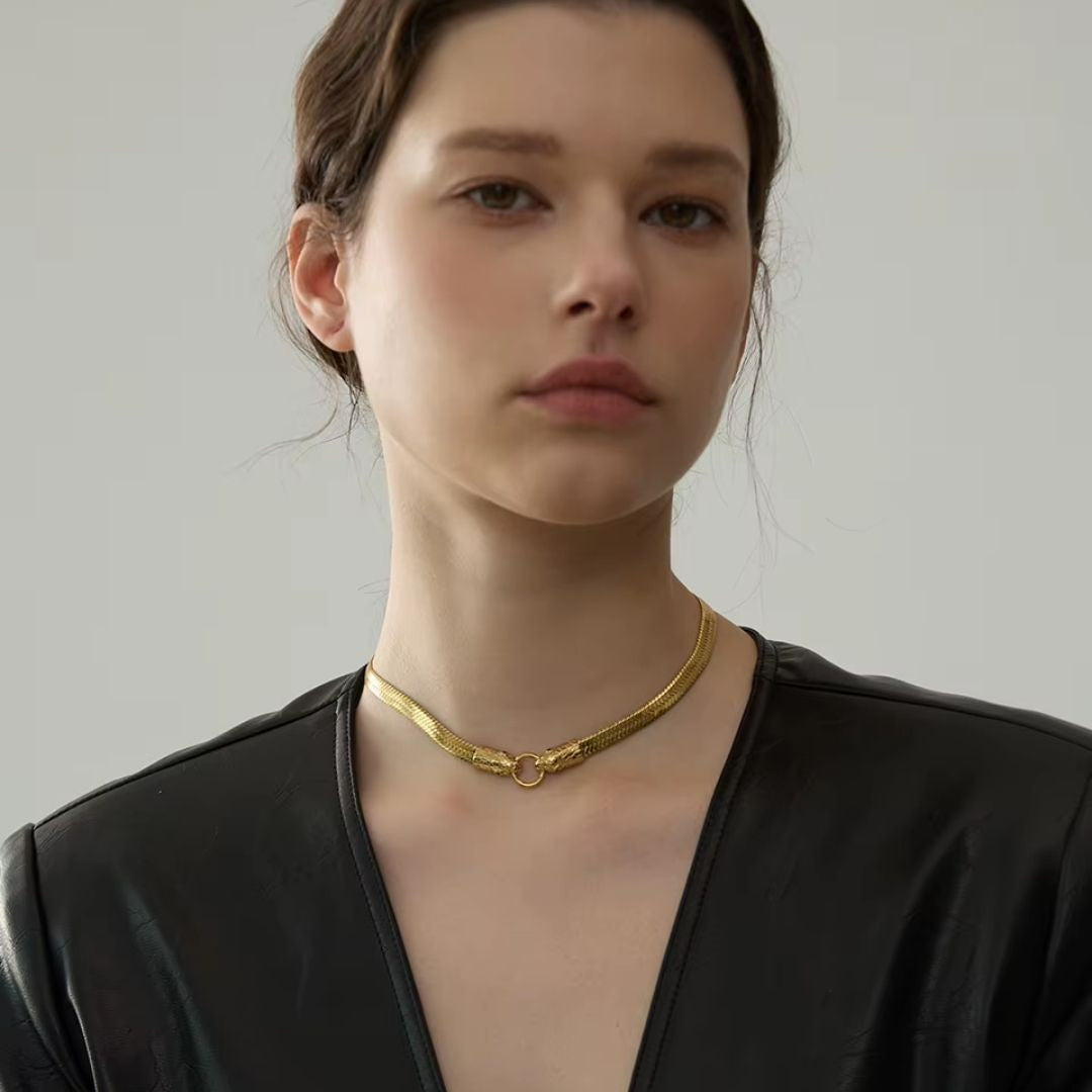 Choker Dorado Selene acero inoxidable – lenorajewelry.com/choker-dorado-selene, choker dorado mujer, collar corto elegante, joyería minimalista, choker de acero inoxidable, collar dorado resistente al agua, joyería LENORA