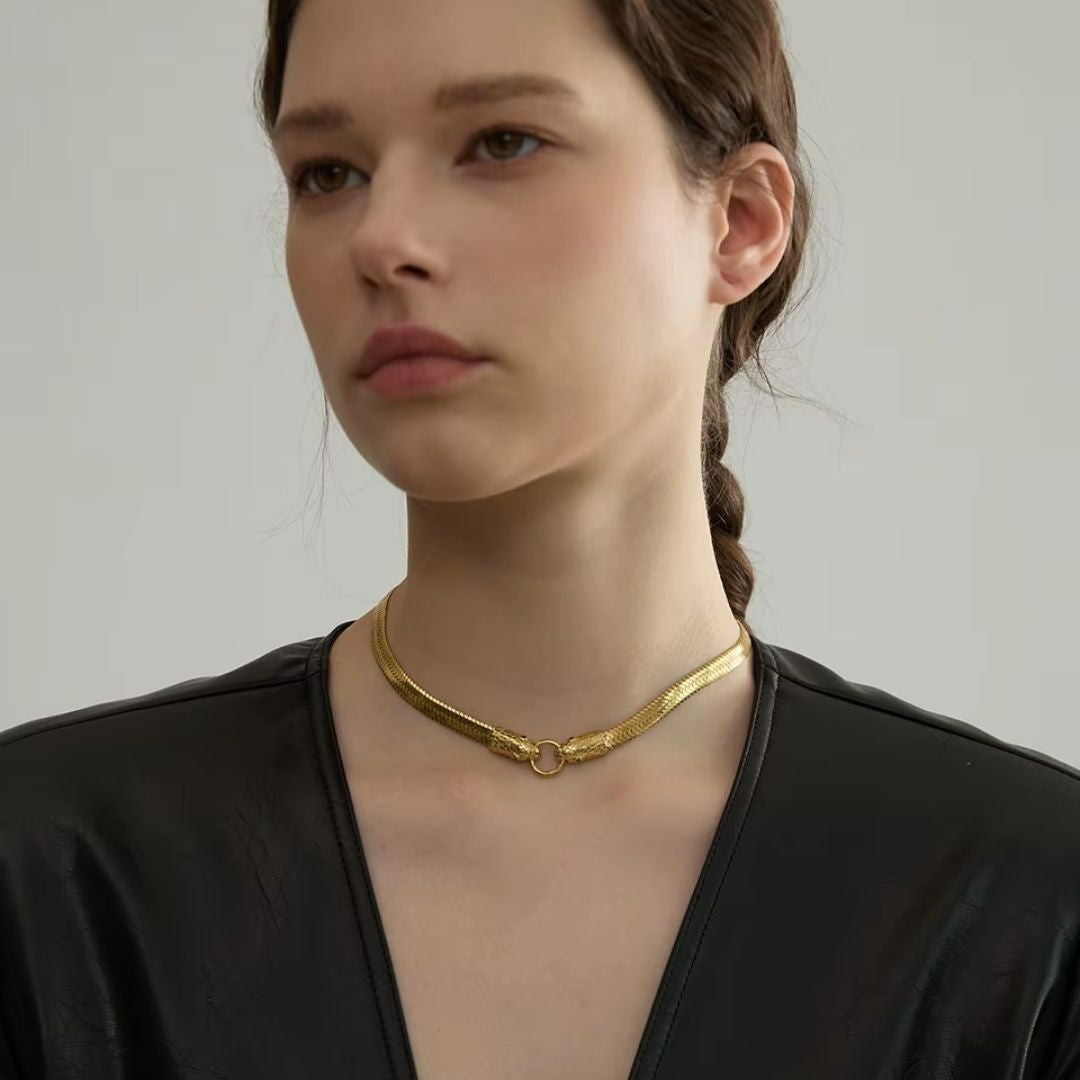 Choker Dorado Selene acero inoxidable – lenorajewelry.com/choker-dorado-selene, choker dorado mujer, collar corto elegante, joyería minimalista, choker de acero inoxidable, collar dorado resistente al agua, joyería LENORA