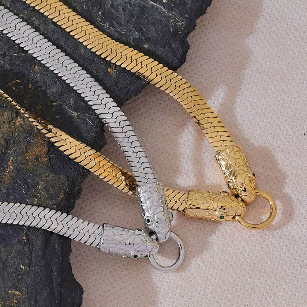 Choker Dorado Selene acero inoxidable – lenorajewelry.com/choker-dorado-selene, choker dorado mujer, collar corto elegante, joyería minimalista, choker de acero inoxidable, collar dorado resistente al agua, joyería LENORA