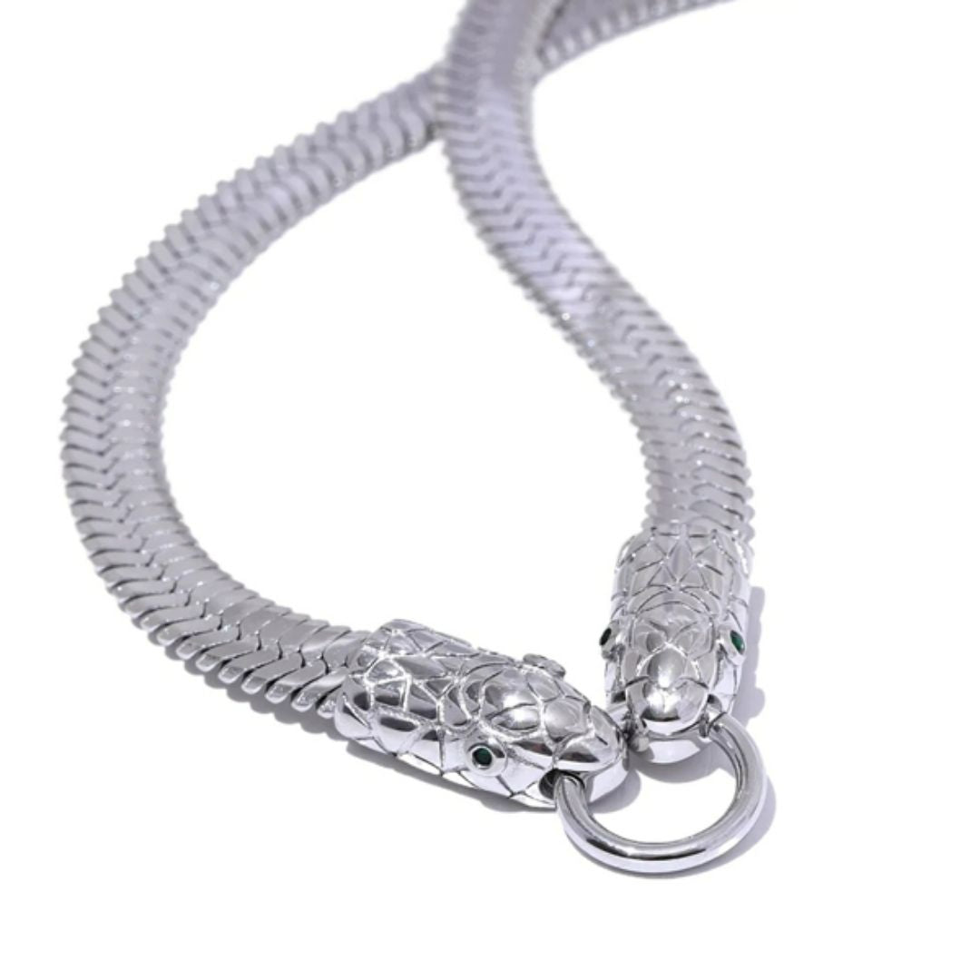 Choker Dorado Selene acero inoxidable – lenorajewelry.com/choker-dorado-selene, choker dorado mujer, collar corto elegante, joyería minimalista, choker de acero inoxidable, collar dorado resistente al agua, joyería LENORA