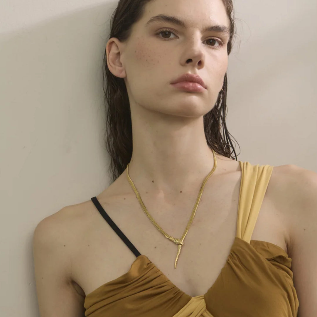 Collar dorado largo de acero inoxidable elegante – lenorajewelry.com/collar-dorado-ajustable-acero-lenora, collar dorado mujer, collar ajustable moderno, collar acero inoxidable, joyería femenina de lujo, collar largo elegante, lenora joyería