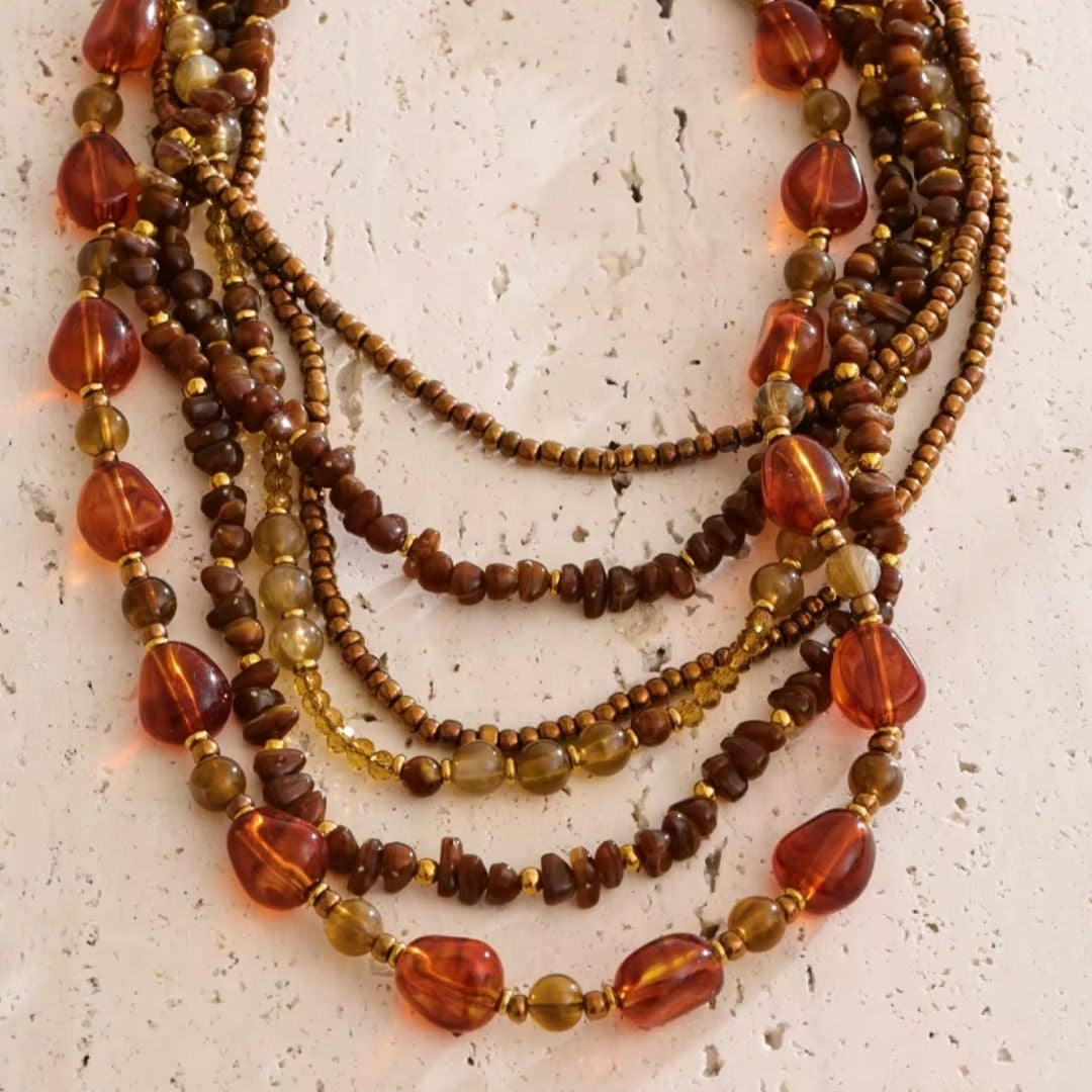 Collar Coralina de resina ámbar – lenorajewelry.com/collar-resina-ambar-coralina, collar de resina, collar ámbar dorado, joyería artesanal, collar elegante mujer, collar de moda, joyas resistentes al agua, collar de lujo LENORA