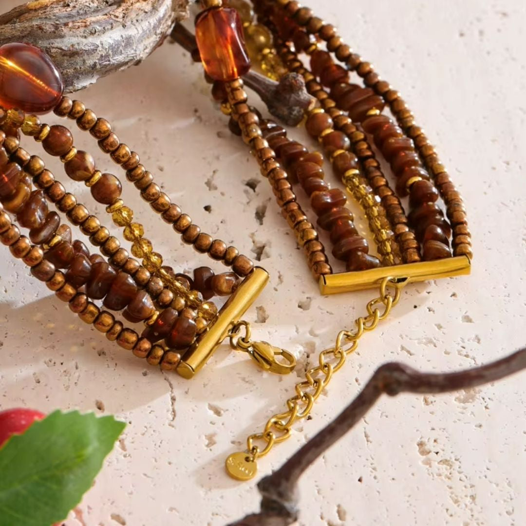 Collar Coralina de resina ámbar – lenorajewelry.com/collar-resina-ambar-coralina, collar de resina, collar ámbar dorado, joyería artesanal, collar elegante mujer, collar de moda, joyas resistentes al agua, collar de lujo LENORA