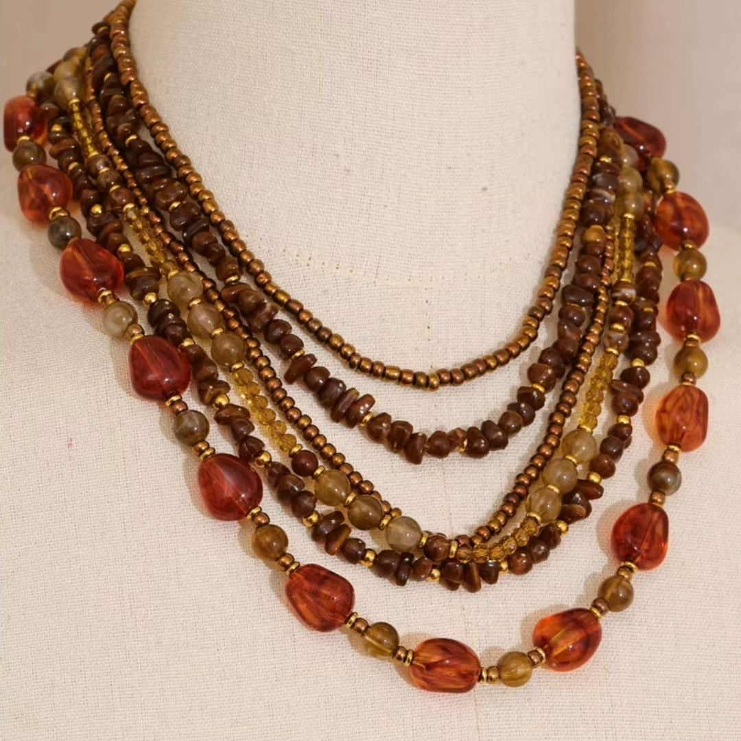 Collar Coralina de resina ámbar – lenorajewelry.com/collar-resina-ambar-coralina, collar de resina, collar ámbar dorado, joyería artesanal, collar elegante mujer, collar de moda, joyas resistentes al agua, collar de lujo LENORA