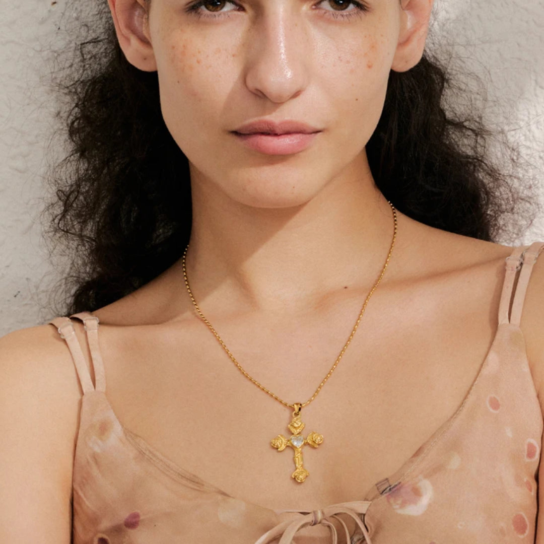 Collar Cruz Flor de Luz con circonita rosa y oro 18k – lenorajewelry.com/collar-cruz-flor-luz-rosa
collar de cruz, joyería religiosa, circonita rosa, regalo mujer fe, acero inoxidable oro, LENORA, collar ajustable, joyería chapada platina, colgante espiritual


