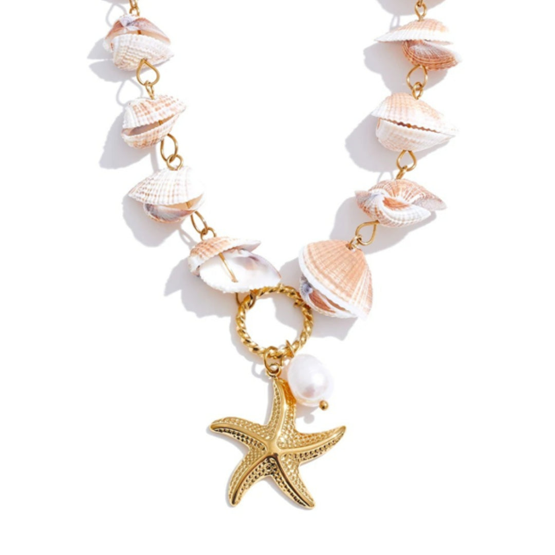 Collar Estrella Abisal con concha natural y oro 18k resistente agua – lenorajewelry.com/collar-estrella-mar-concha-oro
collar playero, joyería vacaciones, estrella de mar, concha natural, regalo verano, acero inoxidable oro, LENORA, joyas resistentes agua, collar ajustable, joyería oceánica