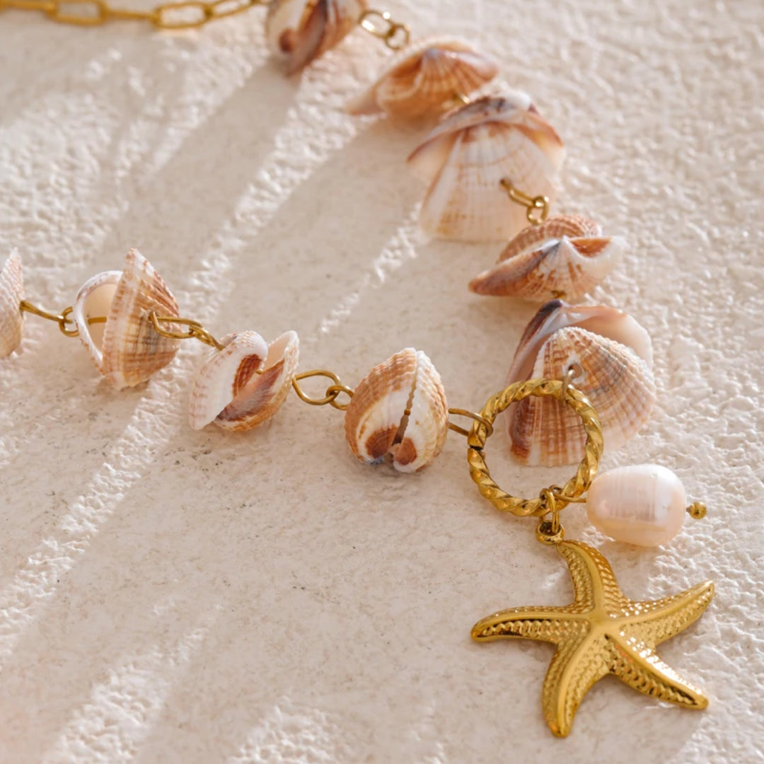 Collar Estrella Abisal con concha natural y oro 18k resistente agua – lenorajewelry.com/collar-estrella-mar-concha-oro
collar playero, joyería vacaciones, estrella de mar, concha natural, regalo verano, acero inoxidable oro, LENORA, joyas resistentes agua, collar ajustable, joyería oceánica